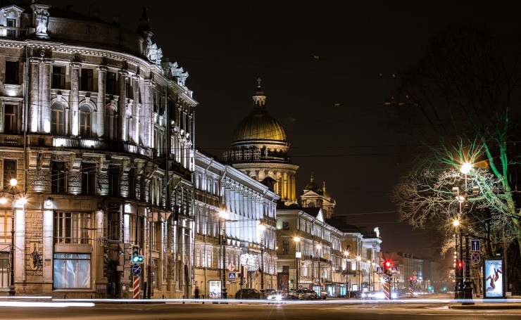 Ночная подсветка на улице Санкт-Петербурга