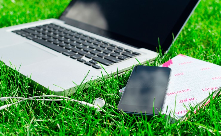 Ноутбук и смартфон на траве