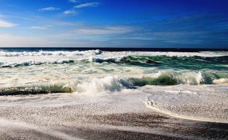 Океанские волны на пляже