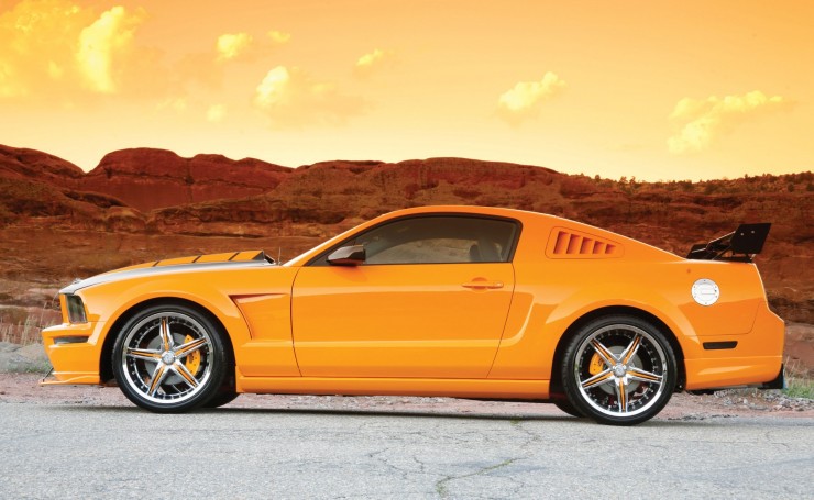 Оранжевый Ford Mustang GT