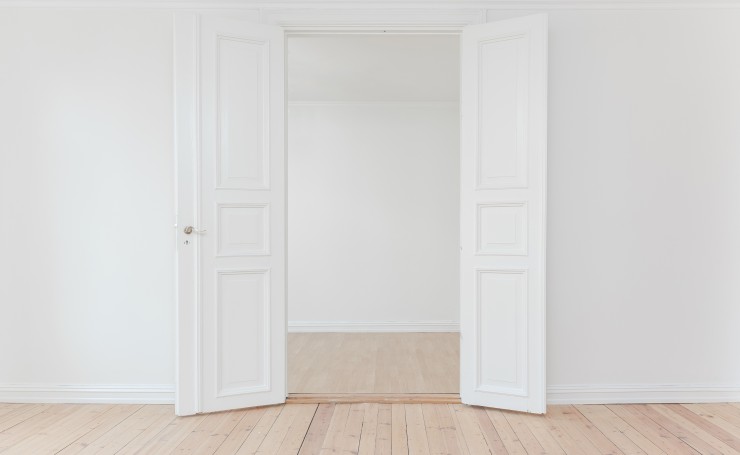 Открытые двери в белой комнате