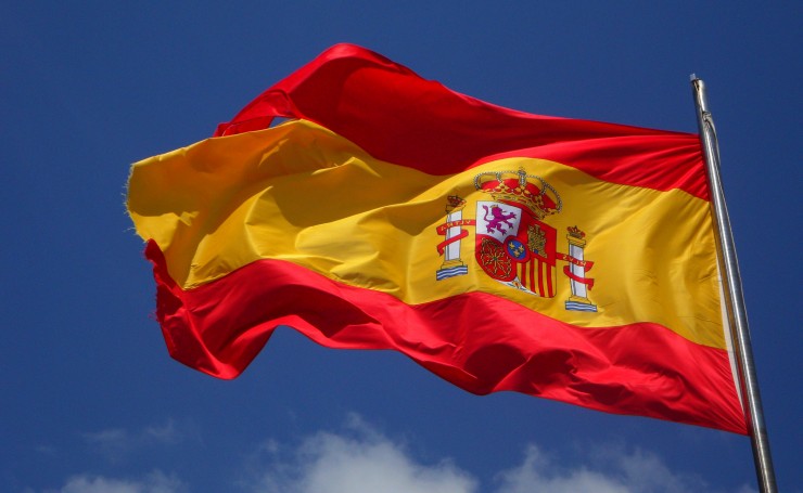 Развевающийся испанский флаг на фоне неба