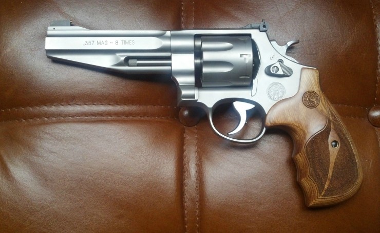 Револьвер 357 Magnum на кожаном сиденье