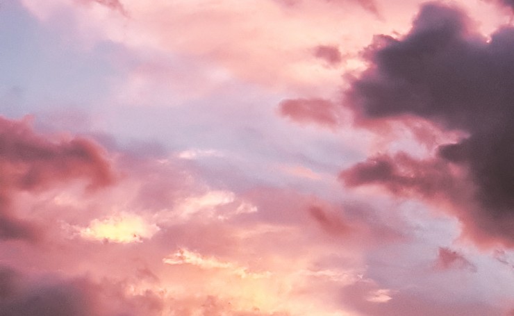 Розовые облака в вечернем небе
