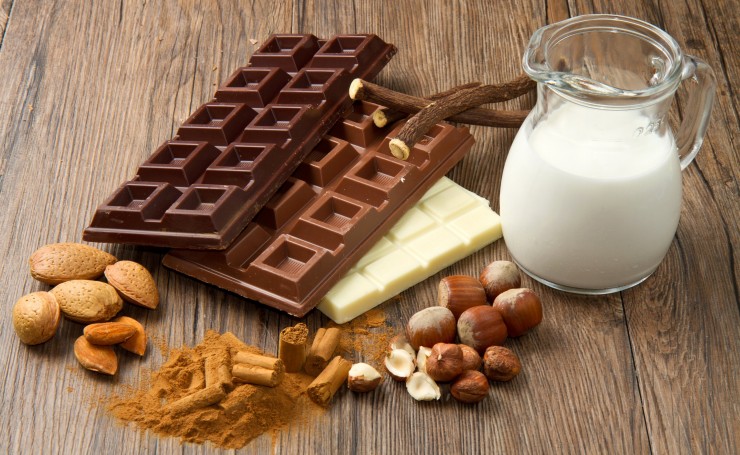 Шоколад, орехи, молоко и корица