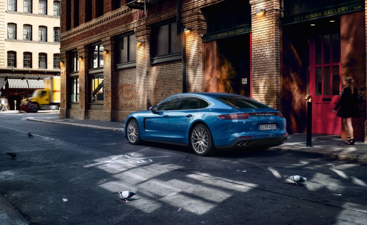 Синий Porsche Panamera на улице