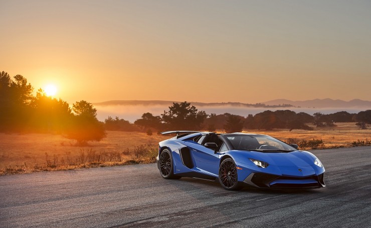 Синяя Lamborghini Aventador на фоне заката