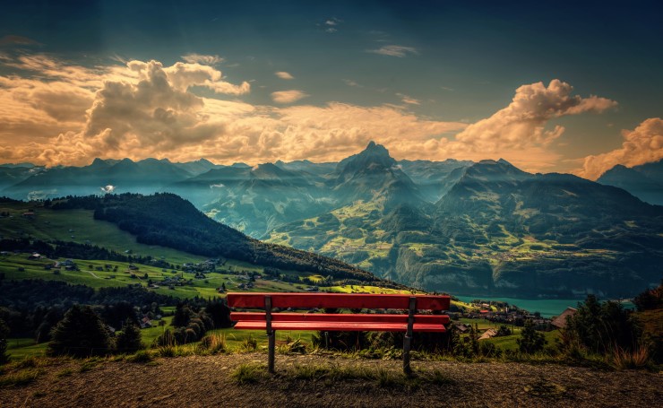 Скамейка с видом на горы