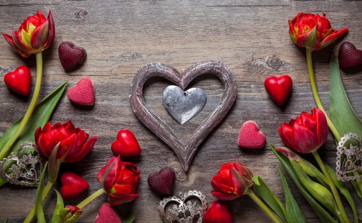 Тюльпаны и сердечки на деревянном фоне