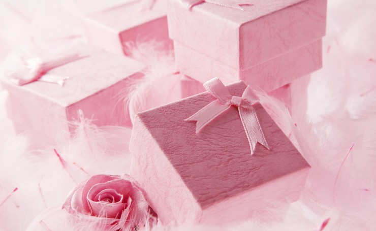 Подарочные розовые коробки
