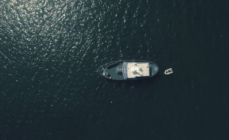 Вид сверху на лодку в открытой воде