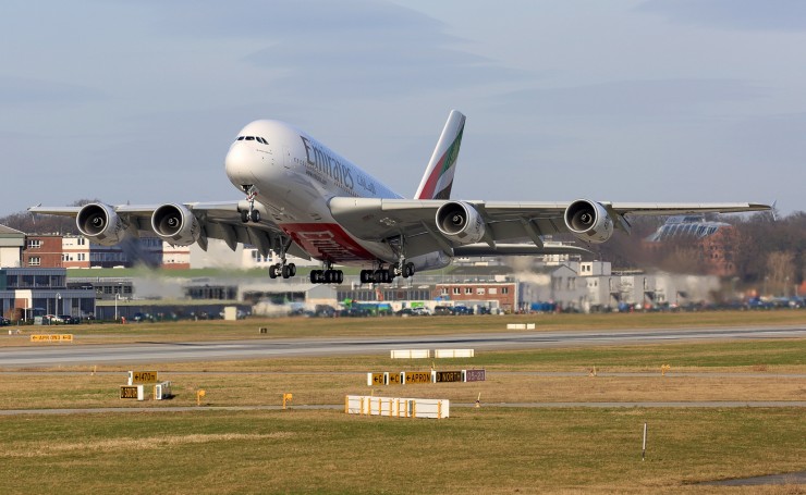 Взлетающий самолет Emirates