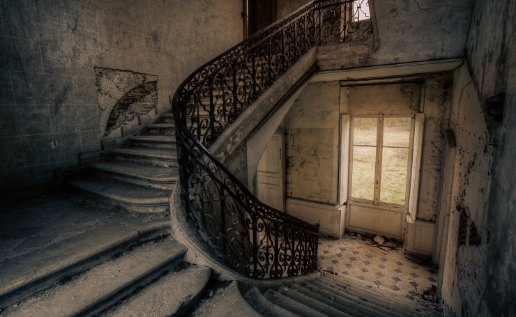 Заброшенная лестница доме