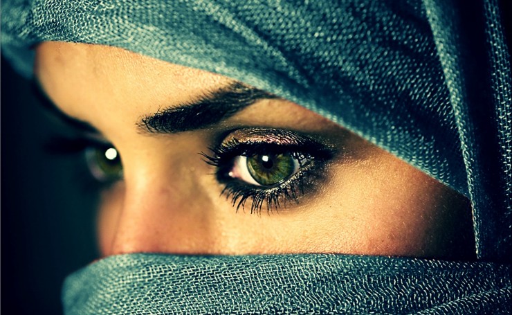 Зеленые глаза девушки в накидке