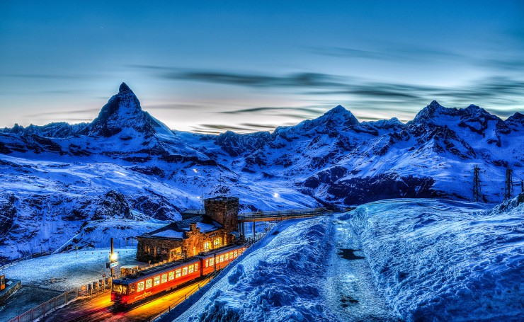 Железнодорожная станция в снежных горах