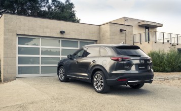 2015 Mazda CX-9 возле гаража, вид сзади