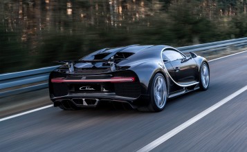 2016 Bugatti Chiron на скорости, вид сзади