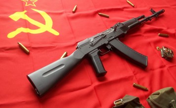 АК-74 на флаге СССР