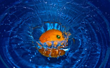 Апельсин в синей воде