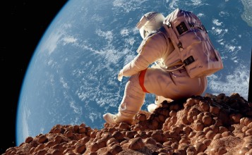 Астронавт на фоне Земли