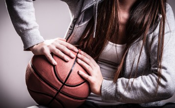 Баскетбольный мяч в руках у девушки