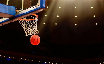 Баскетбольный мяч вылетающий из кольца