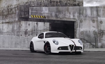 Белая Alfa Romeo 8C