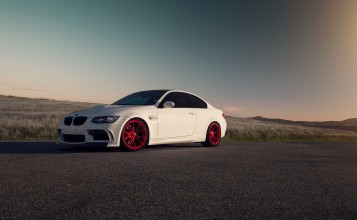 Белая BMW M3 на красных дисках