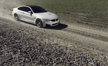 Белая BMW M4 Купе