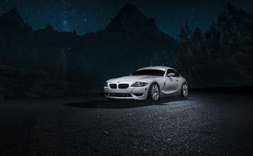 Белая BMW Z4 ночью