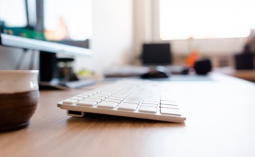 Белая клавиатура на столе