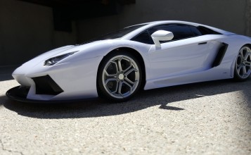 Белая Lamborghini