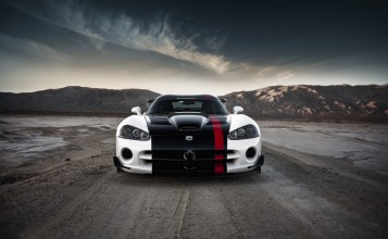 Бело-черный Dodge Viper