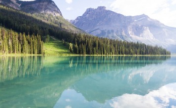 Бирюзовая вода в озере у подножия гор