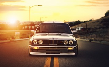 BMW E30 M3 на фоне заката