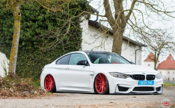 BMW M4 на красных дисках