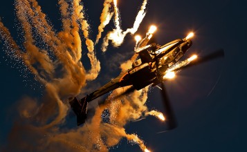Boeing AH-64 Apache выпускает огни в небе