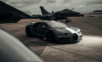 Bugatti Chiron на фоне истребителя