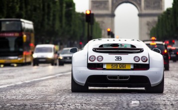 Bugatti Veyron на улице Парижа