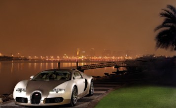 Bugatti Veyron возле воды