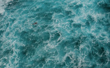 Бурный океан на Мальдивах