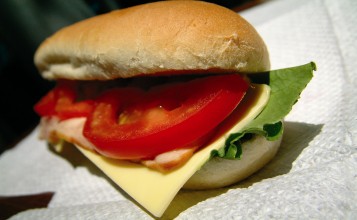Бутерброд с помидором и сыром