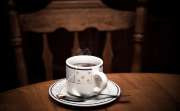 Чашка с чаем на столе