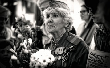 Черно-белое фото женщины ветерана с цветами