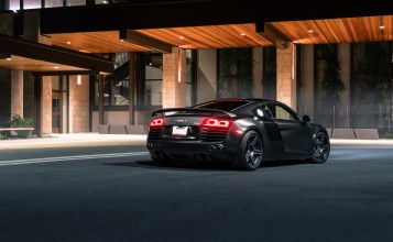 Черный Audi R8, вид сзади