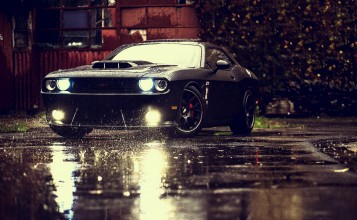 Черный Dodge под дождем