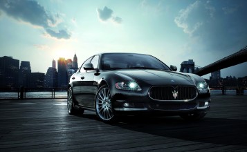Черный Maserati на набережной