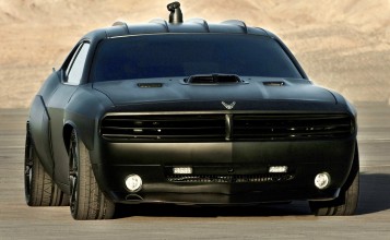 Черный тюнингованный Dodge Challenger