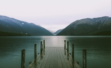 Деревянный пирс, горы, озеро, фьорд