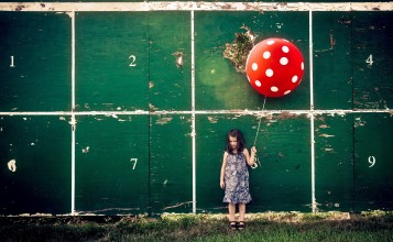 Девочка с красным шариком